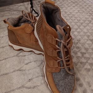 Sorel Women' sTan and Gray Hiking Boots with Durable Rubber Sole